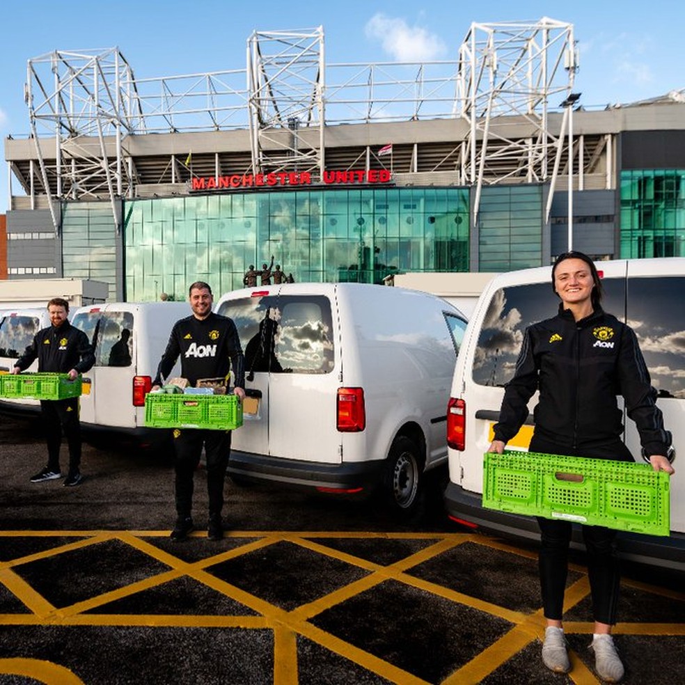 Manchester United fez doações para hospitais e bancos de alimentos — Foto: Reprodução/Twitter