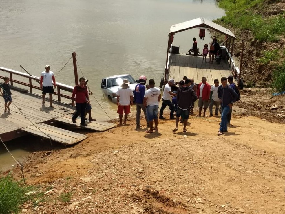 Freio não funciona e caminhonete cai dentro de rio no interior do Acre — Foto: Vanessa Costa/Arquivo pessoal