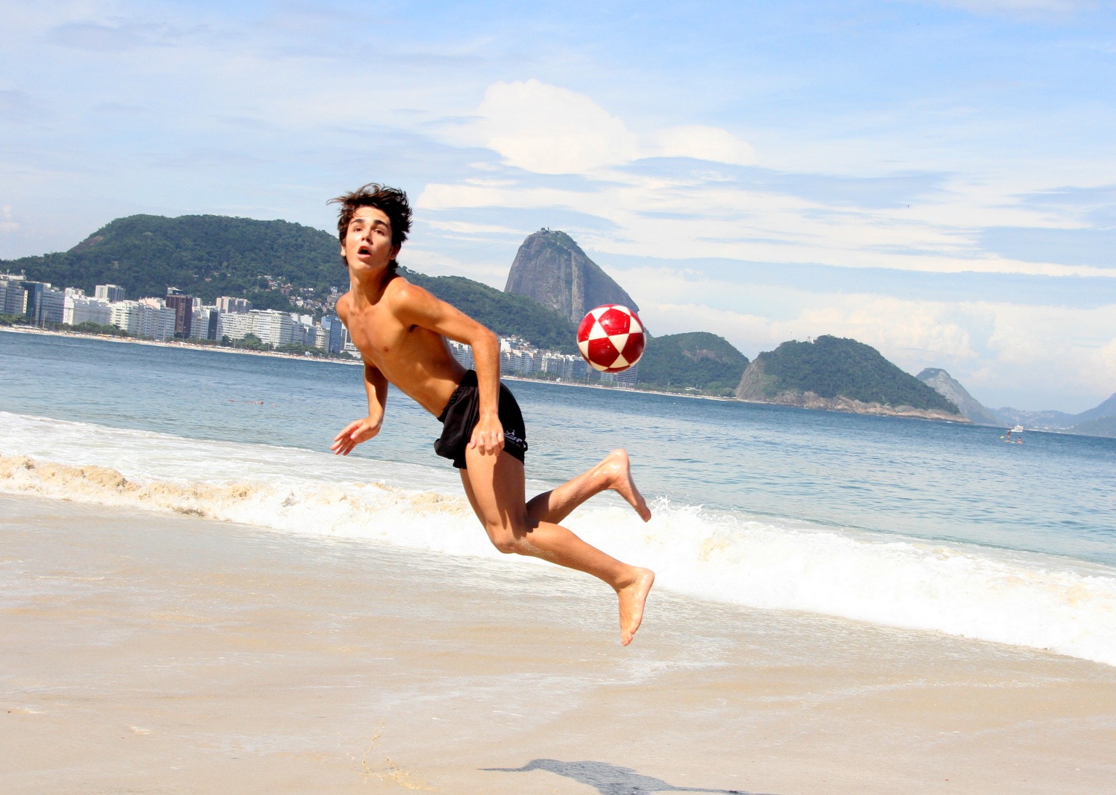 Xande Valois pratica atividades físicas em praia carioca (Foto: Daniel Delmiro/AgNews)