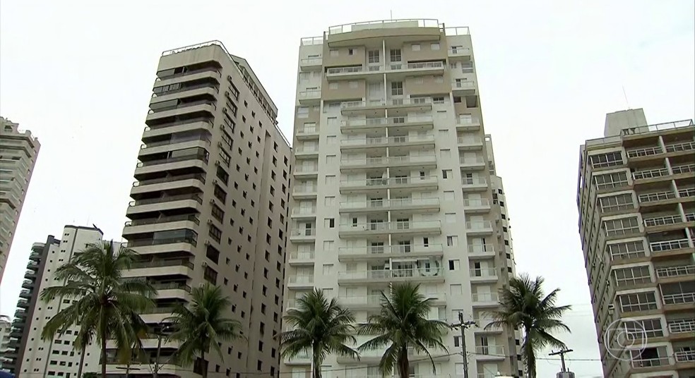 Triplex localiza-se em frente à Praia das Astúrias, em Guarujá, SP (Foto: Reprodução/TV Globo)