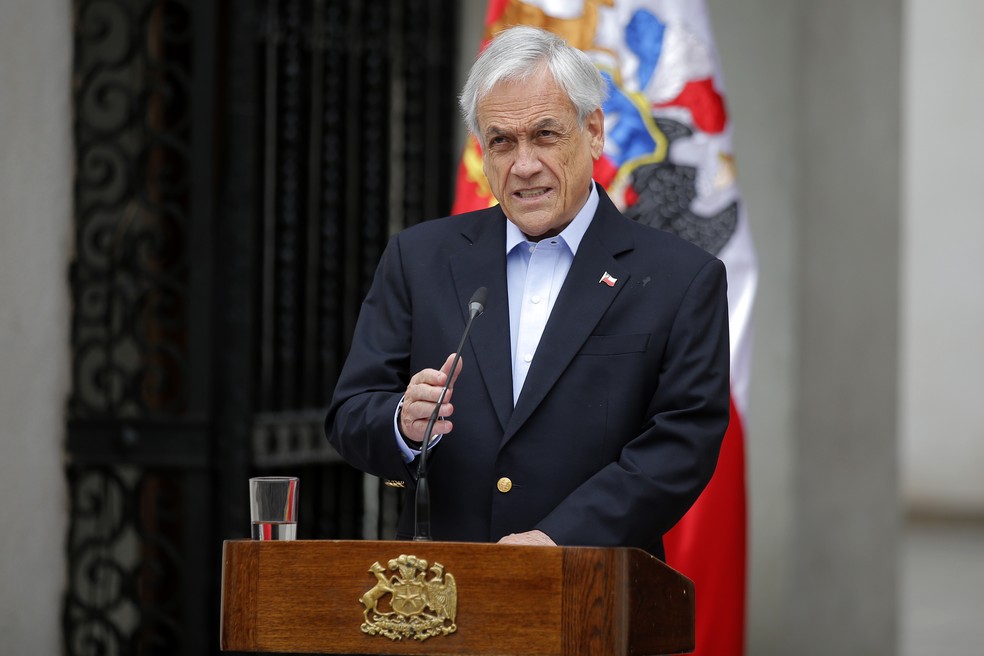 Sebastián Piñera anunciou cancelamento dos encontros de chefe de Estado — Foto: AFP