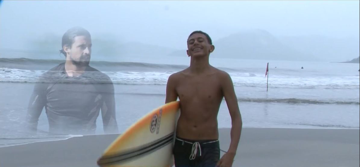 Rapaz que salvou jovens de afogamento em Balneário Camboriú ganha prancha de bombeiro 