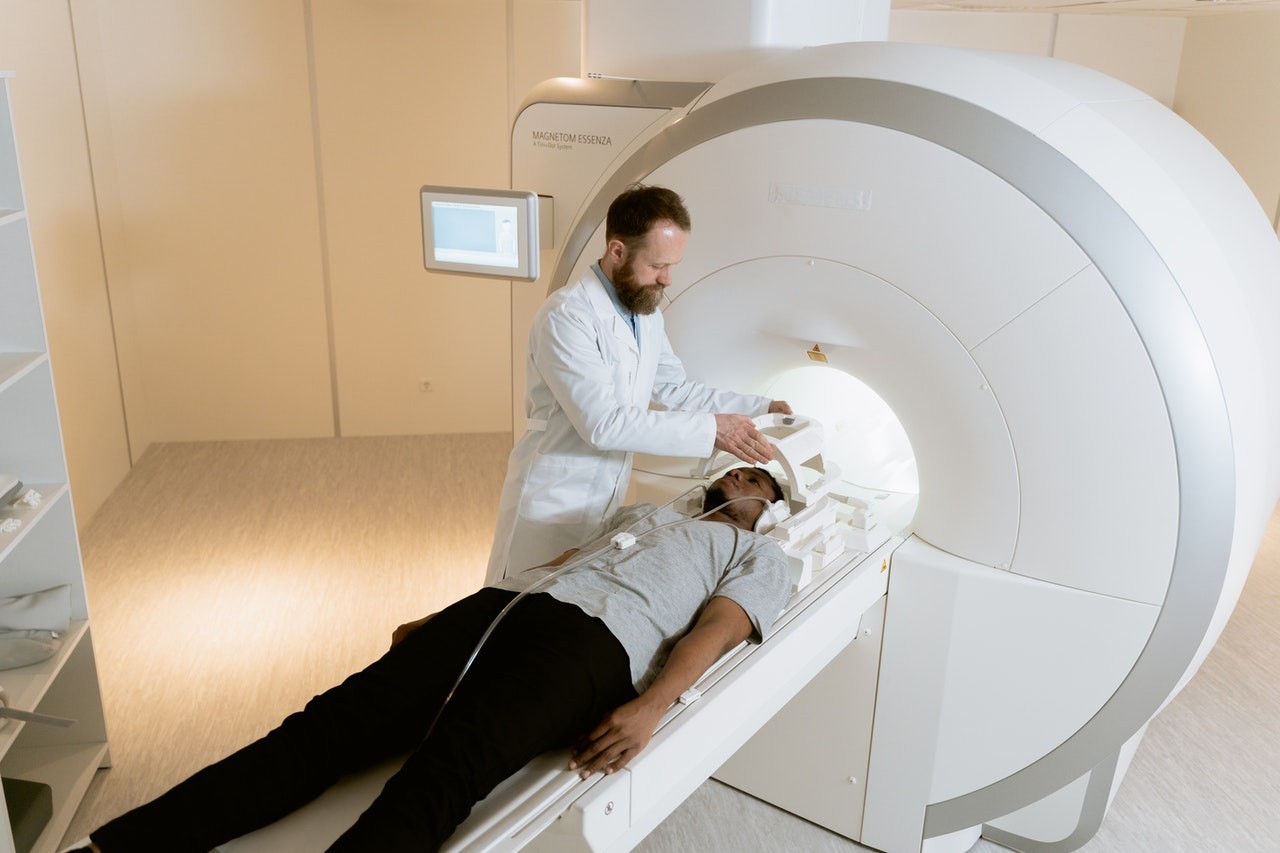 Homens respondem se estão grávidos ao fazer exames como ressonância magnética (Foto: MART PRODUCTION/ Pexels)