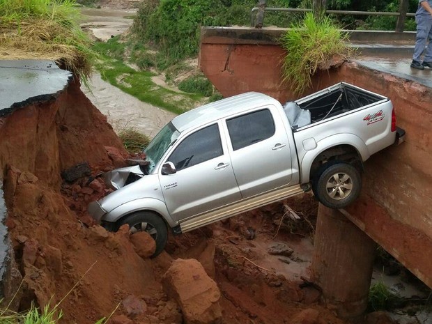 Caminhonete caiu em buraco neste domingo (29) (Foto: Corpo de Bombeiros/Divulgação)