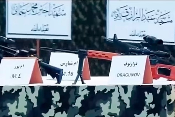 Armas exibidas em desfile Talibã (Foto: reprodução)