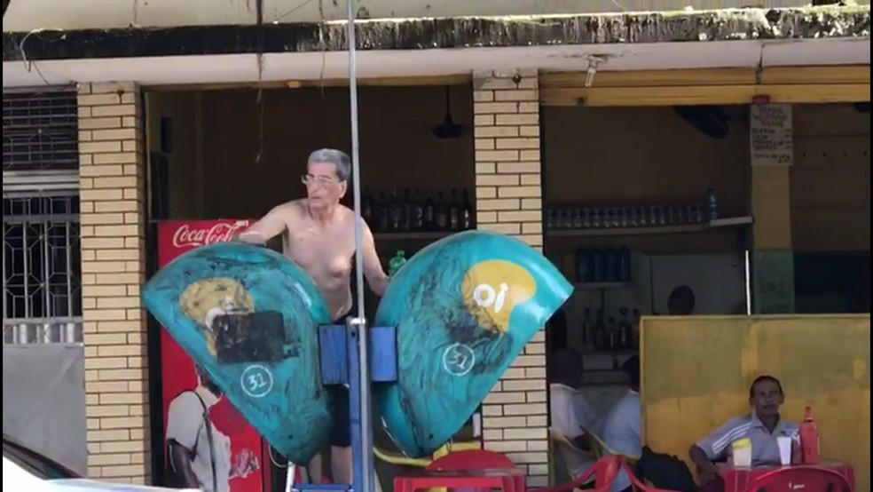 Aposentado limpa orelhões do Recife num gesto de cidadania (Foto: Reprodução/TV Globo)