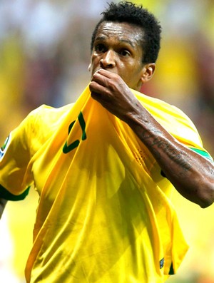 Jô comemora gol do Brasil contra o Japão (Foto: Agência Reuters)
