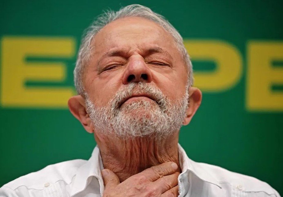 Lula gesticula durante entrevista coletiva no Rio de Janeiro