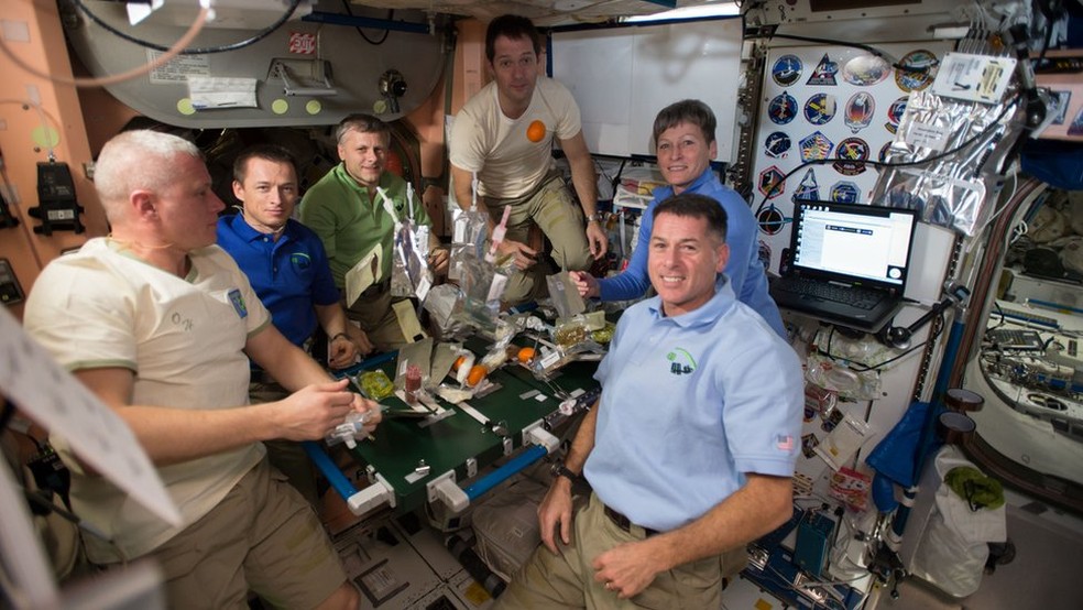 Astronautas fazem refeição durante expedição: Mudanças específicas na dieta têm efeito positivo na saúde óssea — Foto: NASA