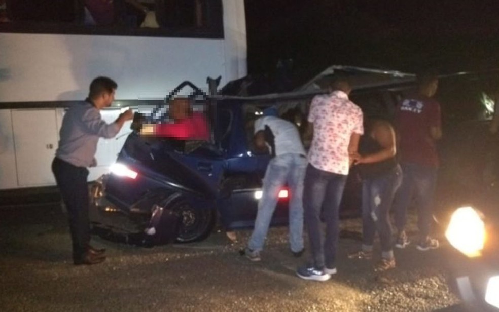 Informações preliminares apontam que as pessoas eram da cidade de Anagé e estavam em uma festa. Todas os feridos estavam dentro do veículo menor.  — Foto: Redes Sociais 