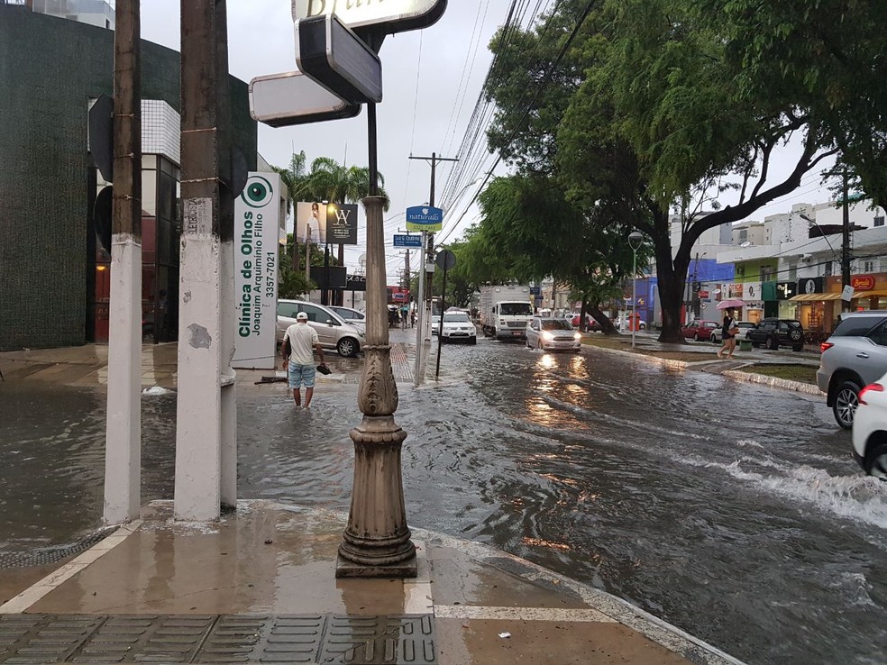 Pedestres precisavam se arriscar por dentro d'água para atravessar ruas na Jatiúca, em Maceió (Foto: Cau Rodrigues/G1)