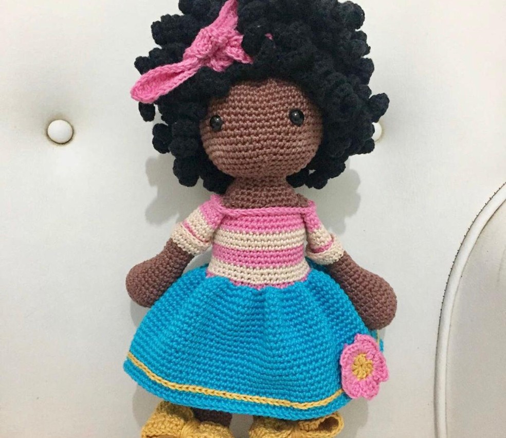 Brenda disse que demorou para fazer a boneca, mas queria atender o pedido da filha. — Foto: Brenda de Brito/Arquivo pessoal