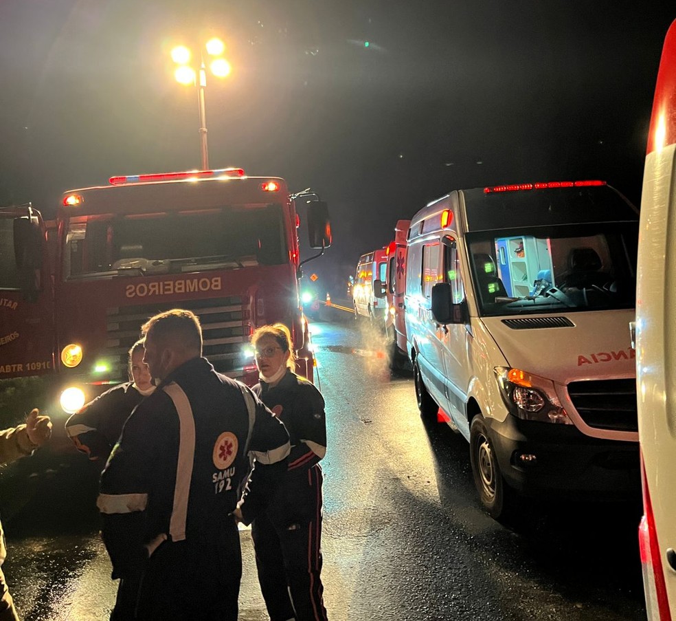 Sete pessoas morrem e 22 ficam feridas após ônibus de viagem tombar na BR-277, em Fernandes Pinheiro — Foto: Foto Autorizada/Tiago Siebert