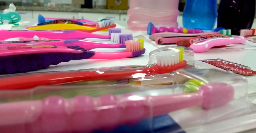 Escovas de dentes novas estavam contaminadas com mais de 250 milhões de bactérias (Foto: Patrícia Teixeira/G1)