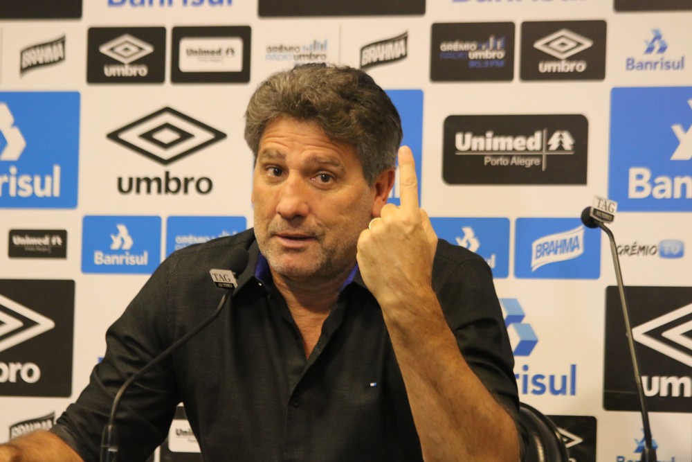 Renato não se mete em possíveis saídas do Grêmio e se divide com interesses