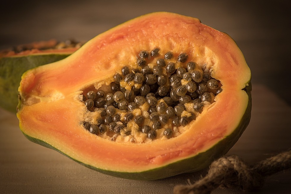 Sementes de mamão são reaproveitadas e plantadas — Foto: Reprodução/Internet