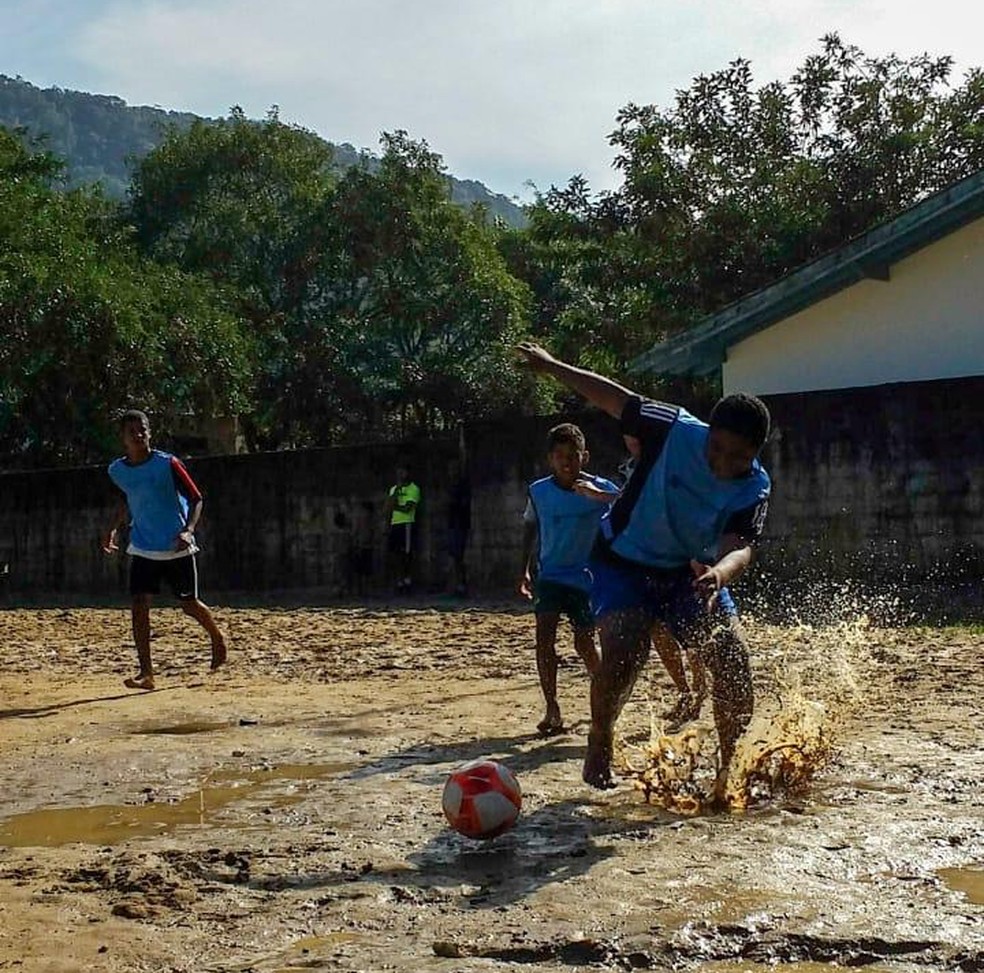 Oficina de futebol do Projeto Namaskar em Ubatuba — Foto: Matheus Prado