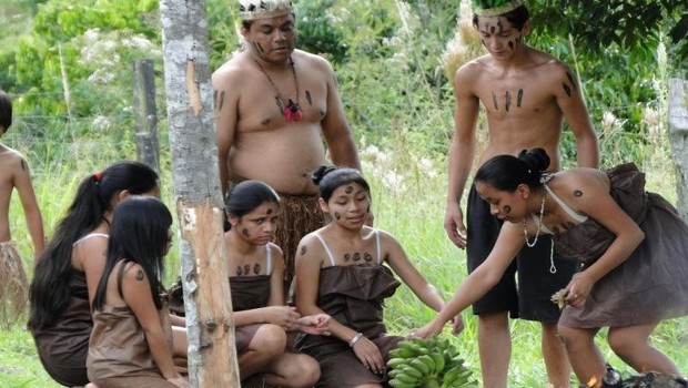BBC- Jovens xokleng durante apresentação na Terra Indígena Ibirama La-Klãnõ (Foto: Prefeitura de Ibirama via BBC News Brasil)