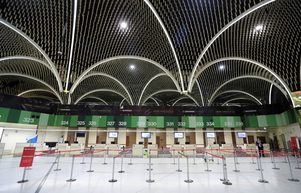 Saguão de embarque vazio no aeroporto internacional de Bagdá, no Iraque, em março de 2020 — Foto: Thaier Al-Sudani/Reuters