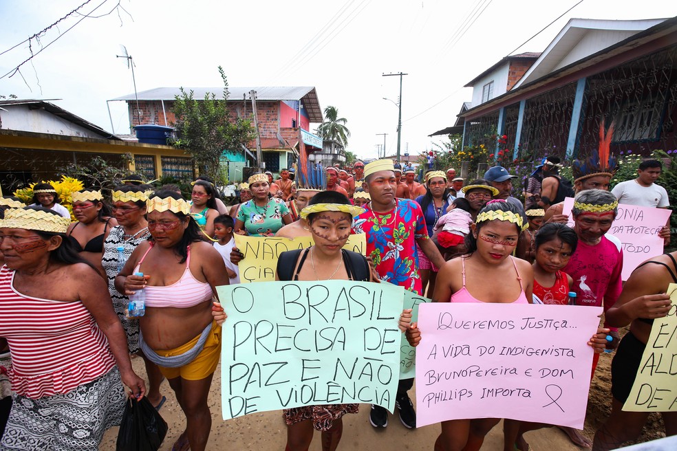 Indígenas protestam em Atalaia do Norte (AM) e cobram mais rapidez nas buscas por Bruno Pereira e Dom Phillips. — Foto: Wilton Junior/Estadão Conteúdo