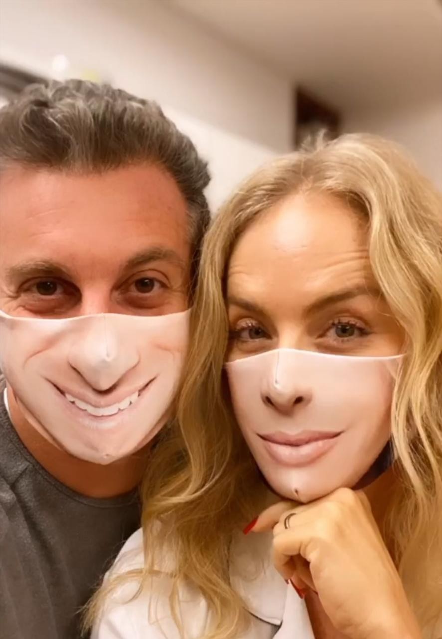Angélica e Luciano Huck ganham máscaras personalizdas (Foto: Reprodução/Instagram)