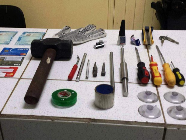 Polícia encontrou diversas ferramentas no carro usado pela dupla (Foto: Reprodução)