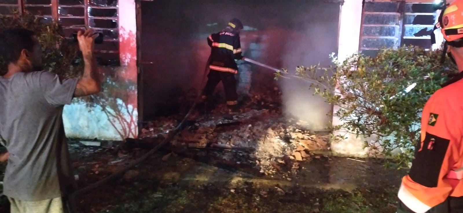 Casa pega fogo no bairro do Cedro em Paraibuna, SP