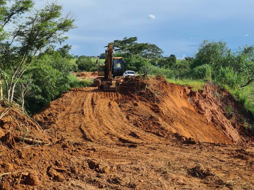 Obras de reparos na Rodovia Júlio Budiski começaram nesta quarta-feira (23) — Foto: DER