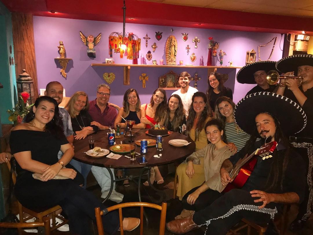 Juliana Paiva com amigos (Foto: Reprodução/Instagram)