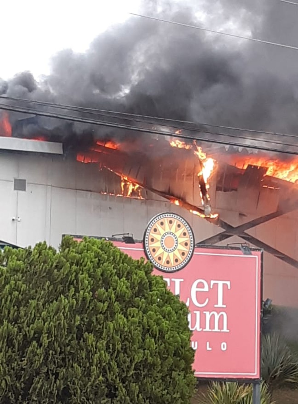 Lojas do Outlet Premium, em Itupeva, são consumidas pelo fogo — Foto: Valdeir Marques dos Santos/Arquivo pessoal