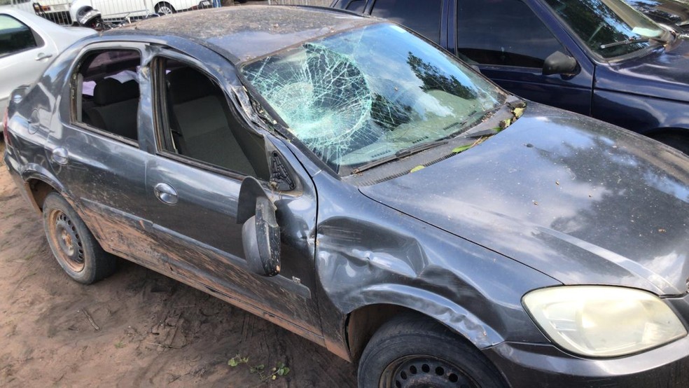 Carro usado pelos assaltantes foi abandonado ap&oacute;s batida. Criminosos conseguiram fugir. &mdash; Foto: Geraldo Jer&ocirc;nimo/Inter TV Cabugi