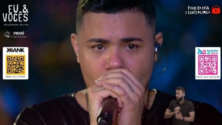 Felipe Araújo cantou música do irmão, Cristiano Araújo, durante live na sexta (24) (Foto: Reprodução/Youtube)