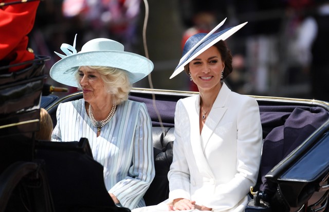 LONDON, ENGLAND - JUNE 02:  Camilla, Duchess of Cornwall, Catherine and Duchess of Cambridge during the Trooping the Colour parade  on June 02, 2022 in London, England. The Platinum Jubilee of Elizabeth II is being celebrated from June 2 to June 5, 2022,  (Foto: Getty Images)
