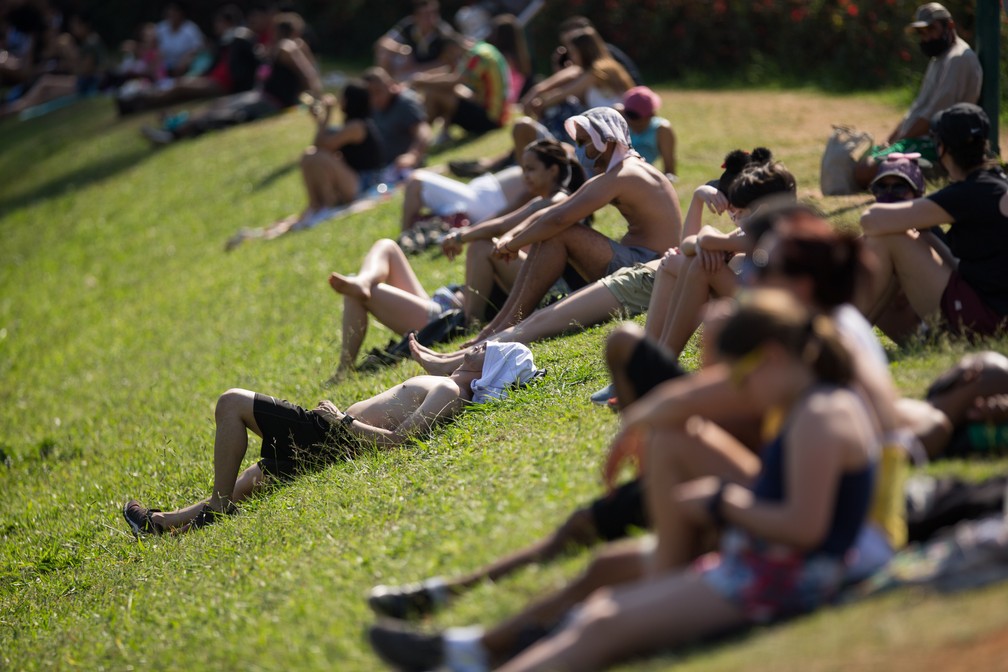6 de setembro - Pessoas aproveitam dia de sol e forte calor no espaço de gramado do Parque Ibirapuera, em São Paulo — Foto: Tiago Queiroz/Estadão Conteúdo