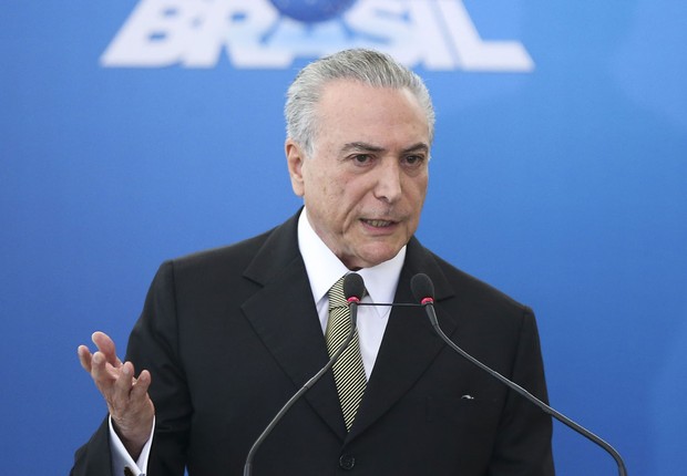 O presidente interino Michel Temer acena durante a cerimônia de posse dos ministros de seu governo (Foto: Marcelo Camargo/Agência Brasil)