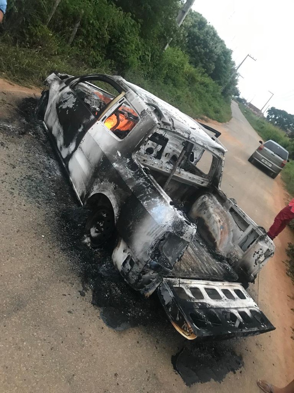 Criminosos queimaram um carro para interditar a RN-117 — Foto: Redes sociais