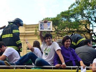 Filho e mãe do ex-governador participam do Cortejo de Eduardo Campos (Foto: Agência Brasil )