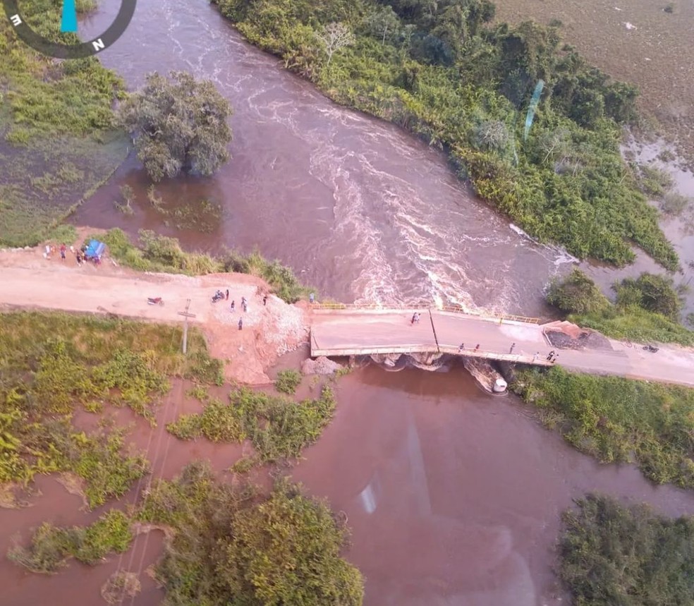 Ponte em Cajari, cidade a 219 km de S&atilde;o Lu&iacute;s, corre o risco de desabar  &mdash; Foto: Divulga&ccedil;&atilde;o/Corpo de Bombeiros do Maranh&atilde;o
