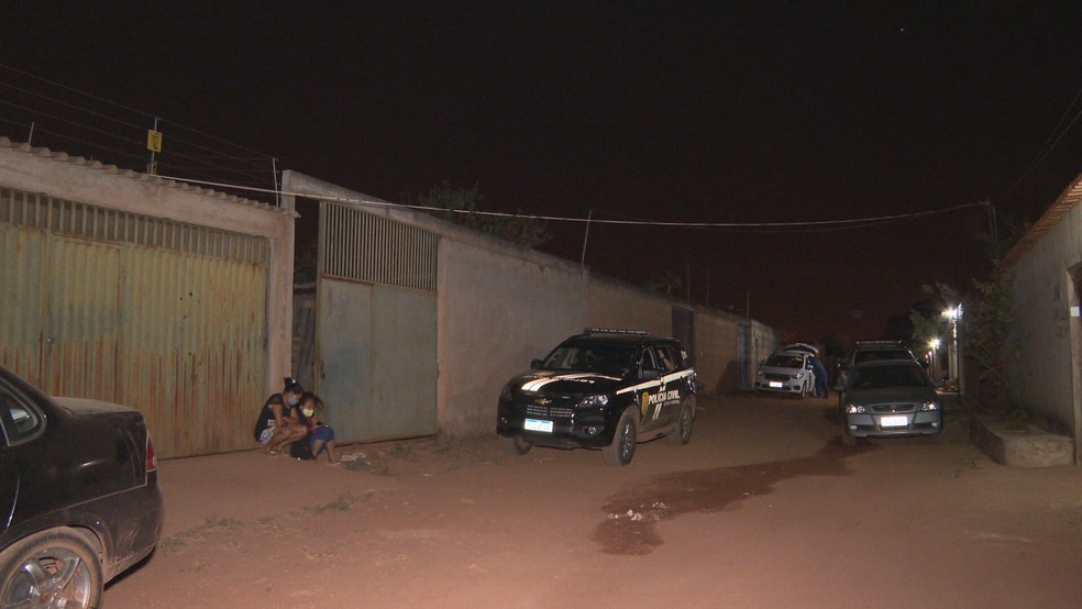 Polícia Civil faz perícia na casa de Sônia Miranda Luz, assassinada pelo companheiro dentro de casa, em Sol Nascente, no DF — Foto: TV Globo/Reprodução