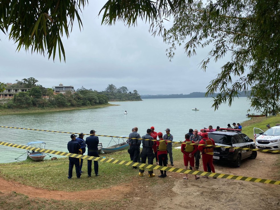 Bombeiros encontram corpo na represa Billings, zona sul da capital — Foto: Giba Bergamin/TV Globo