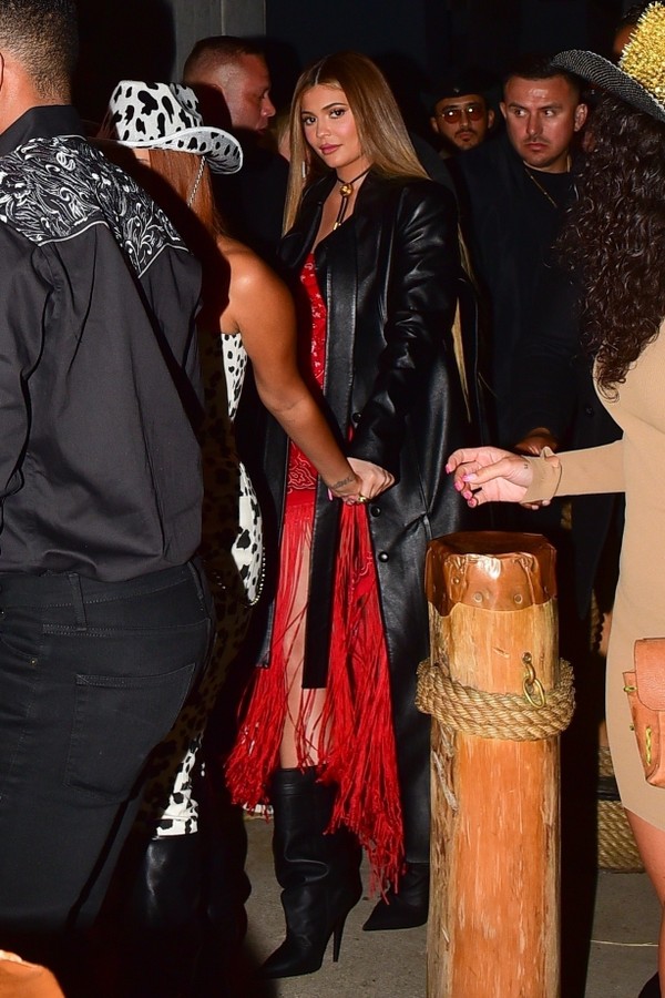 Santa Monica, CA  - *EXCLUSIVE*  - Kylie Jenner hits up a Western-themed party with sister Kendall and friends at SHOREbar in Santa Monica. Kylie was sporting a fringed dress and caramel colored long hair a day after debuting pink locks while partying at  (Foto: DC/Gamr / BACKGRID)