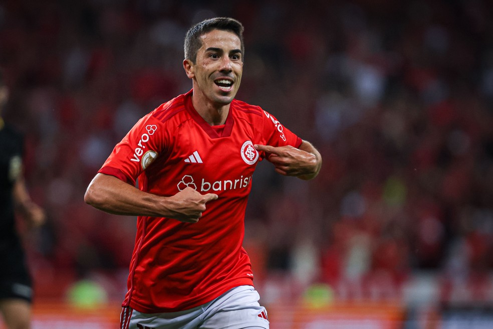 De Pena comemora gol do Inter contra o Goiás — Foto: Agif