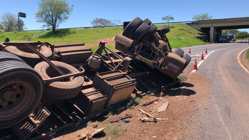 Caminhão com carga de amendoim tombou no entroncamento de rodovias, em Parapuã (SP) — Foto: Renato Campanari/TV Fronteira
