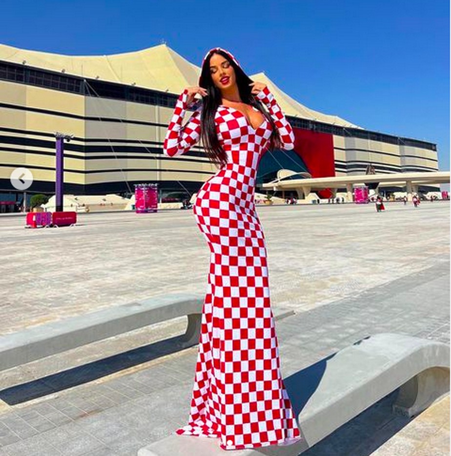 A torcedora, modelo e influencer croata Ivana Knoll em seu look para Croácia X Marrocos na Copa do Mundo do Catar