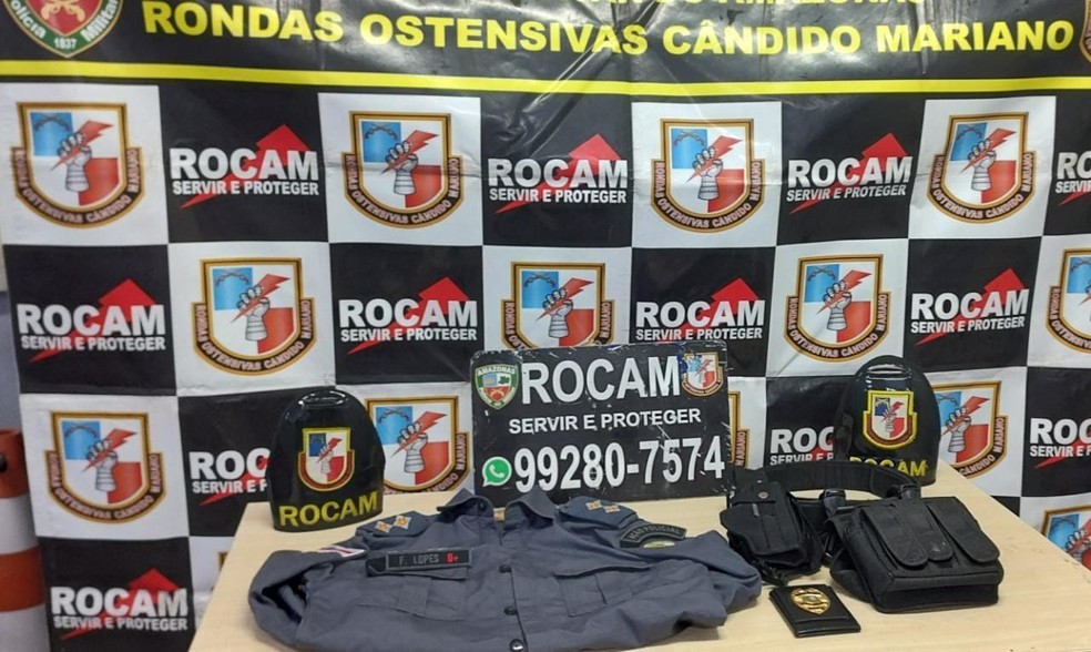 Uniforme do falso policial foi apreendido em Manaus. &mdash; Foto: Divulga&ccedil;&atilde;o