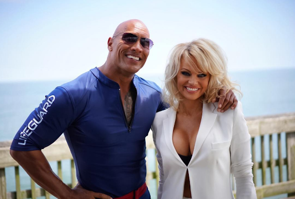 The Rock e Pamela Anderson em foto nas gravações de Baywatch (Foto: reprodução)