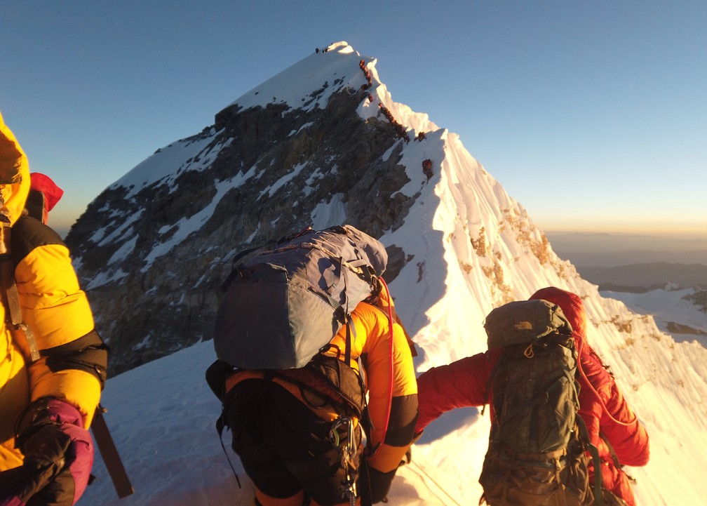 Alpinistas escalam o Everest no dia 22 de maio. — Foto: Phurba Tenjing Sherpa/Reuters