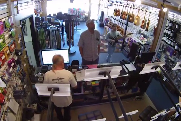 O flagrante de uma câmera de segurança instalada em uma loja de instrumentos musicais mostrando o instante no qual o ator e músico Joey Gaydos Jr. rouba uma guitarra (Foto: Divulgação)