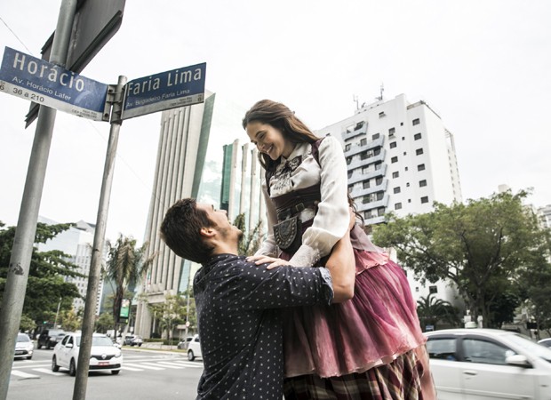 Nicolas Prattes e Juliana Paiva gravam cenas românticas de O Tempo Não Para na Avenida Faria Lima (Foto: Divulgação/TV Globo)