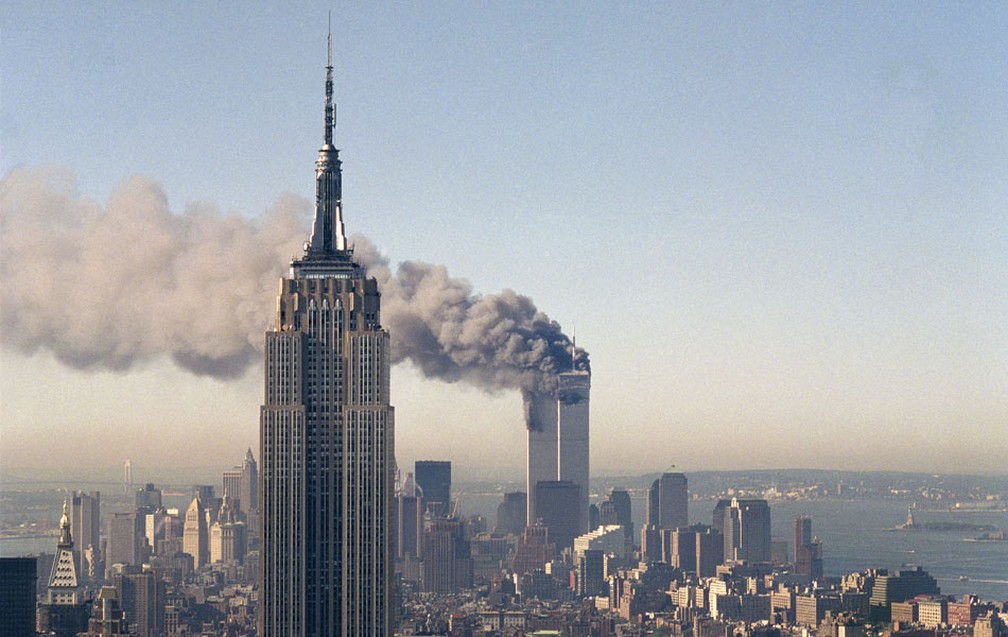 Estudo aponta que o ataque terrorista às Torres Gêmeas em setembro de 2001 teve a cobertura televisiva mais marcante dos últimos 50 anos. — Foto: Marty Lederhandler/AP (arquivo)